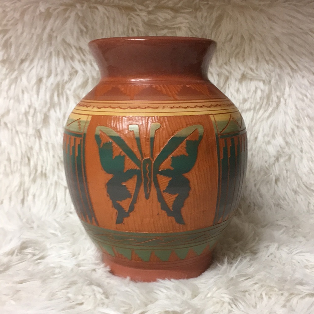 Authentic Navajo etched&painted collector pottery signed byShawn Willams